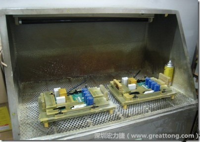 使用噴涂(Spraying)方式作業conformal coating時，需設備抽真空的設備，否則噴涂的物質會飄散到空氣當中，影響人體的健康。